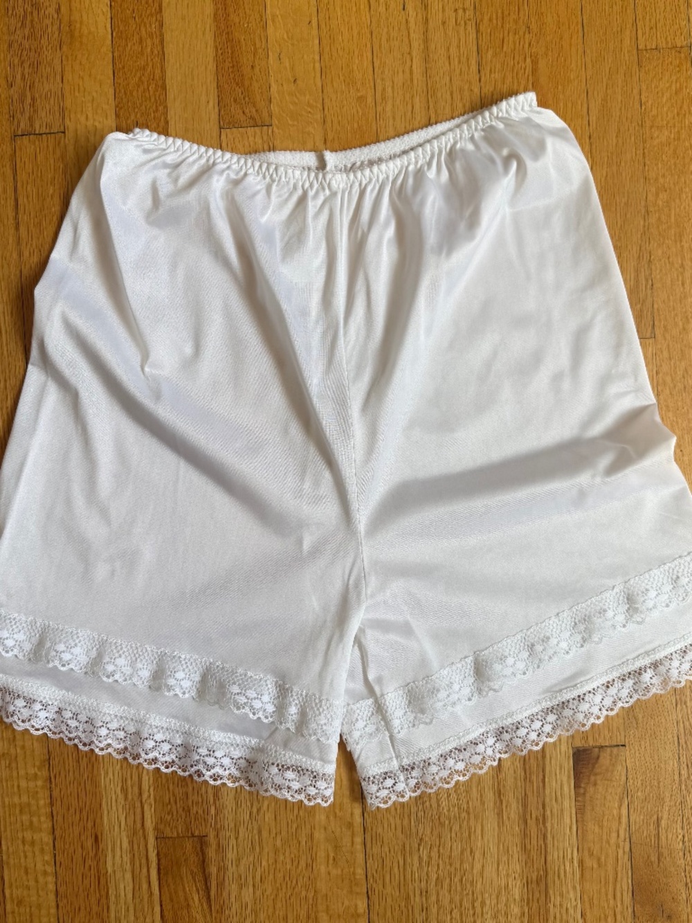 VINTAGE WHITE LACE TRIM SLIP SHORTS – COQUETTE LOUNGE ESSENTIAL Brand: Size: Mea